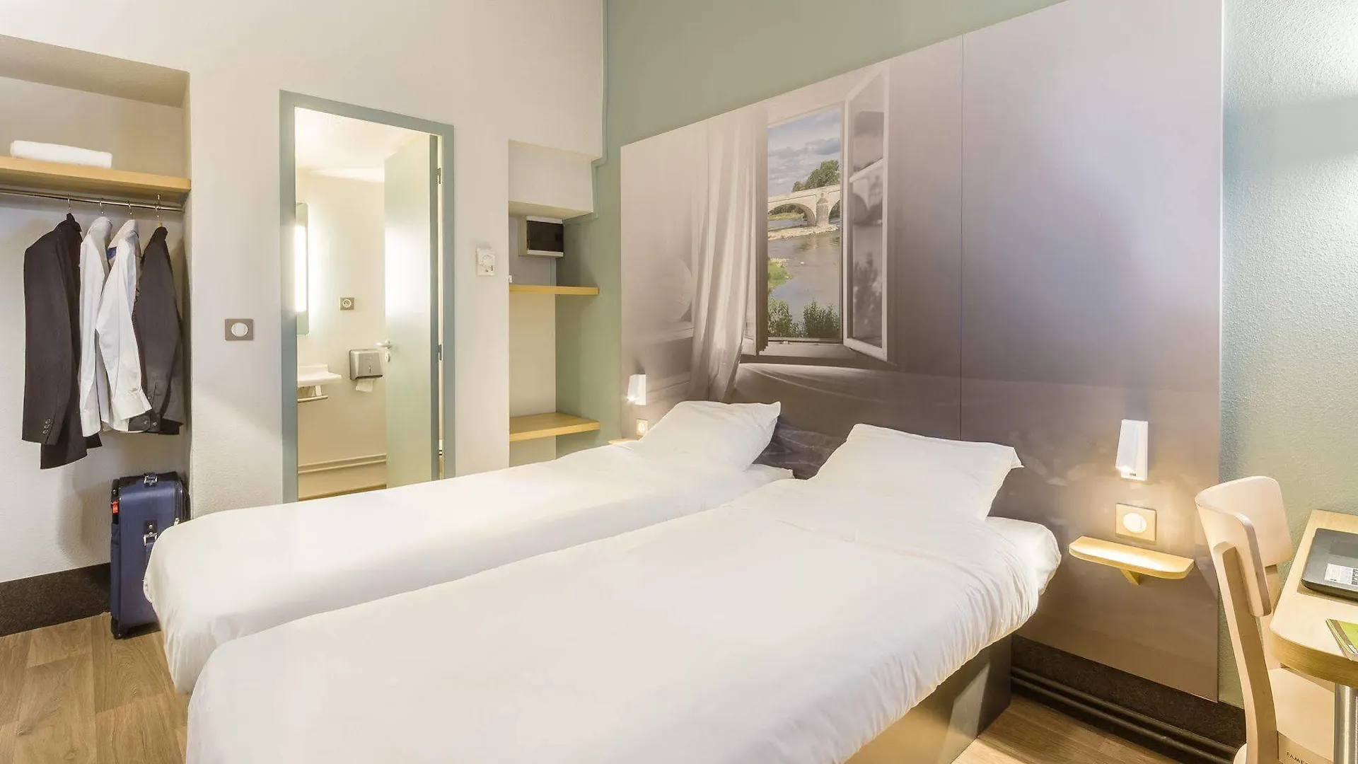 B&B HOTEL Lyon Saint-Bonnet Mi-Plaine  Saint-Bonnet-de-Mure