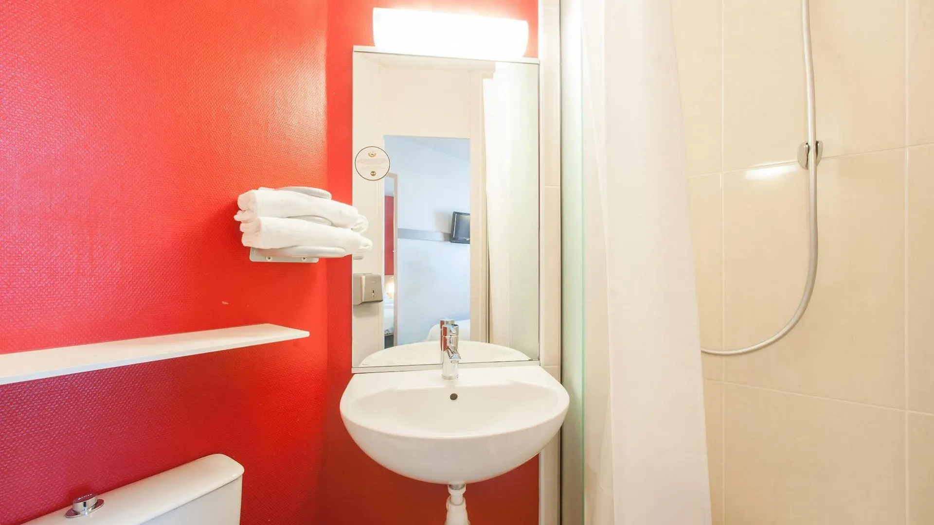 B&B HOTEL Lyon Saint-Bonnet Mi-Plaine 2*, Saint-Bonnet-de-Mure
