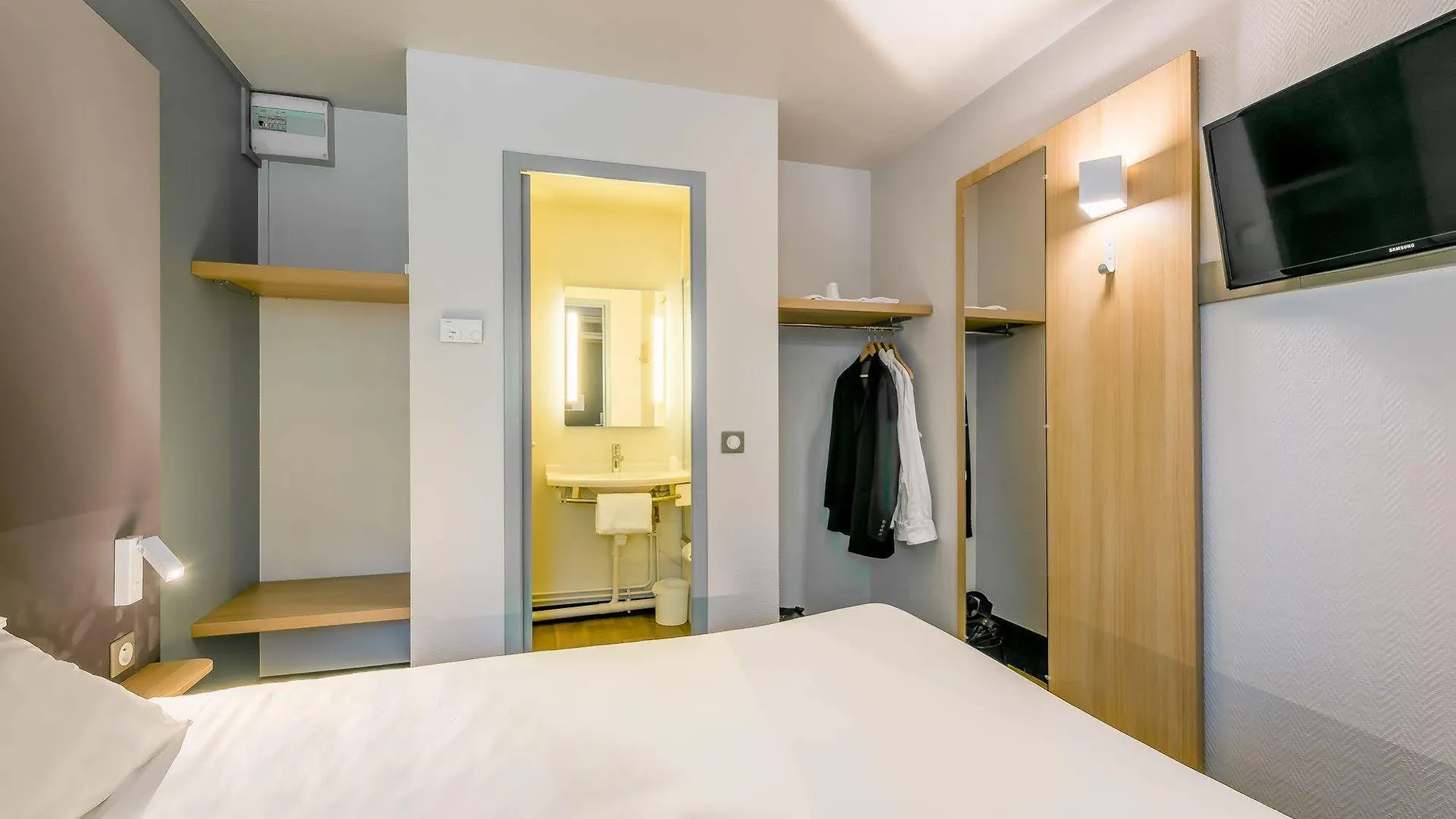 **  B&B HOTEL Lyon Saint-Bonnet Mi-Plaine France